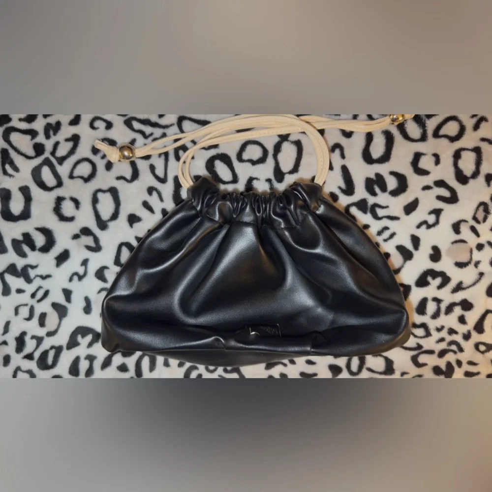 (2) Victoria's Secret travel make up bags - NWT 🖤💛